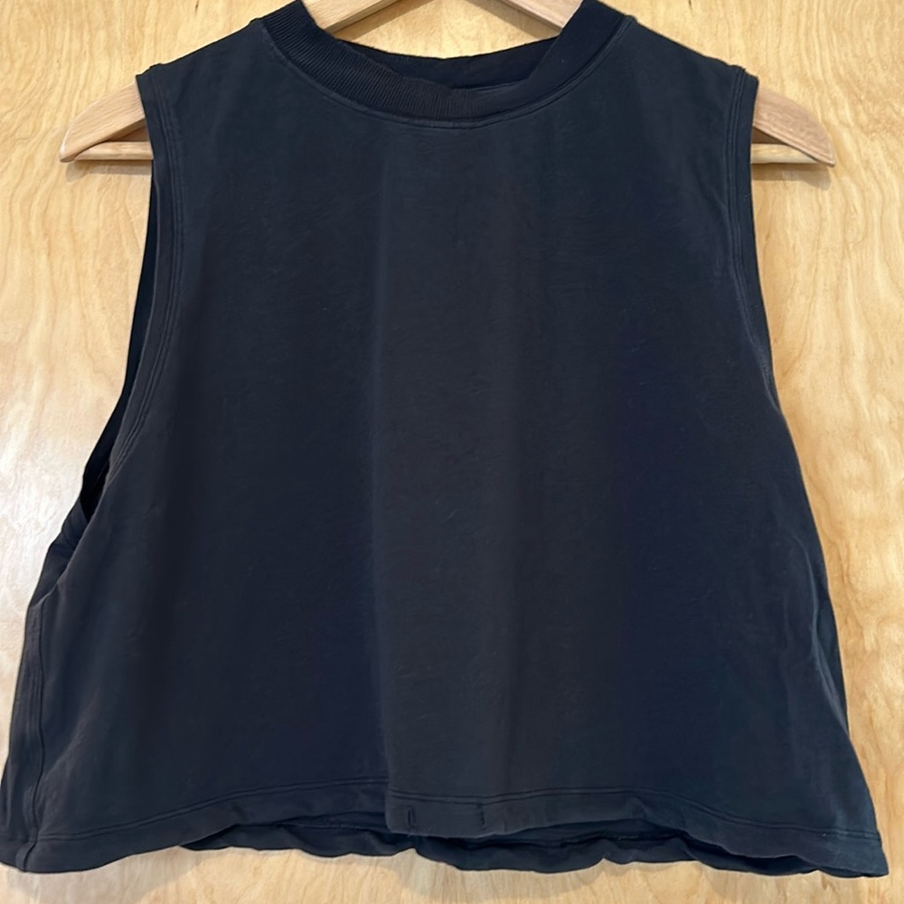 Lululemon black crop top size 8 🖤